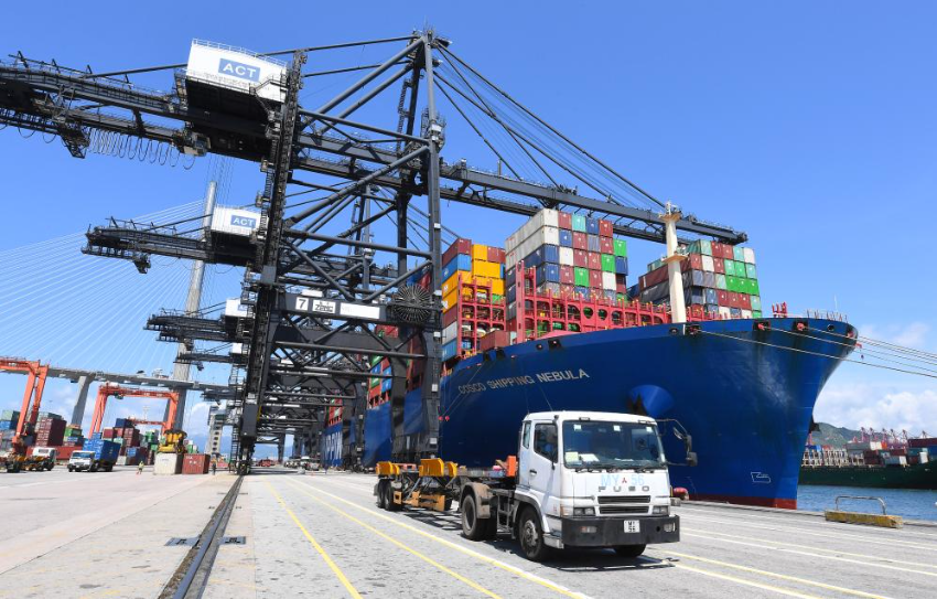 2025年5月22日，一艘货轮在香港货柜码头装货。