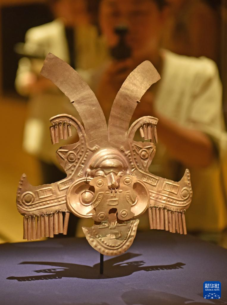 4月14日,媒体记者在拍摄哥伦比亚头饰。 4月14日,媒体记者在拍摄哥伦比亚头饰。