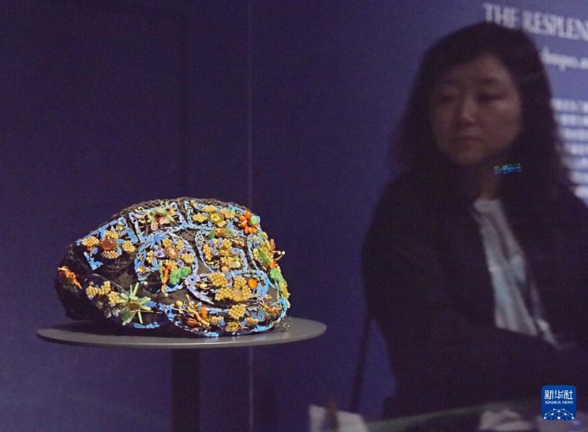 4月14日,媒体记者在参观展品。 4月14日,媒体记者在参观展品。