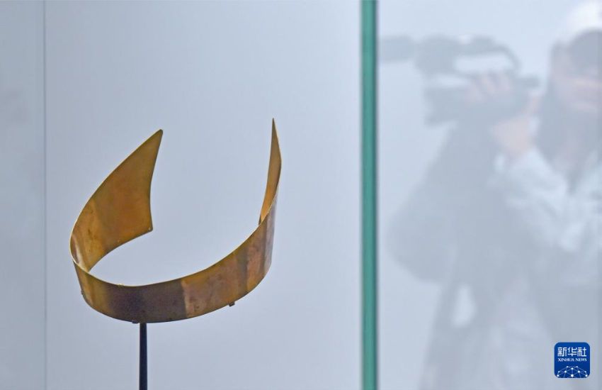 4月14日,媒体记者在拍摄一款头饰作品。 4月14日,媒体记者在拍摄一款头饰作品。