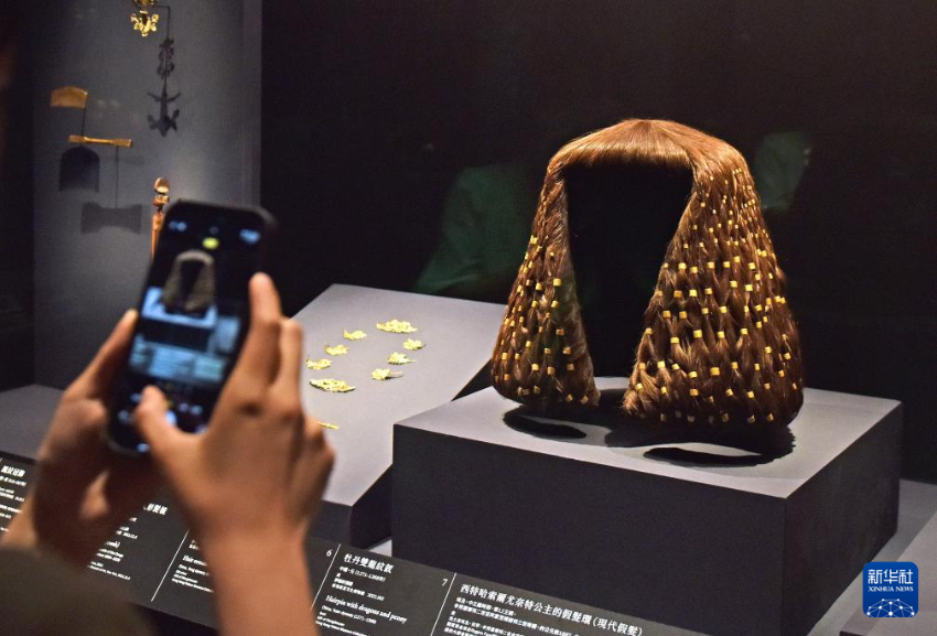 4月14日,媒体记者在拍摄一款假发环。 4月14日,媒体记者在拍摄一款假发环。