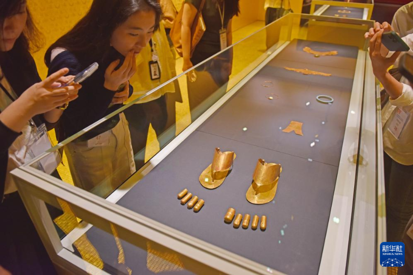 4月14日,媒体记者在参观埃及脚趾套和拖鞋。 4月14日,媒体记者在参观埃及脚趾套和拖鞋。