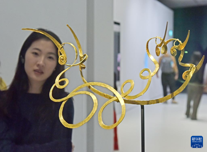 4月14日,媒体记者在参观一款项链。 4月14日,媒体记者在参观一款项链。