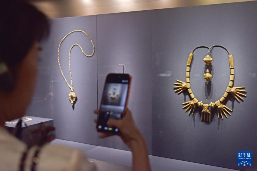 4月14日,媒体记者在拍摄印度“塔利” 婚姻项链。 4月14日,媒体记者在拍摄印度“塔利” 婚姻项链。