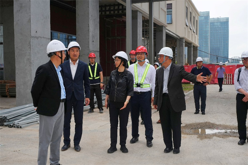 柯岚考察澳琴国际教育（大学）城第一期项目改造工程。