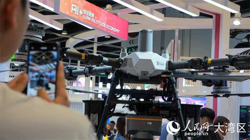 观众正在拍摄低空经济展区。