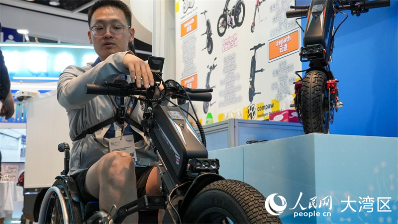 工作人员介绍一款智能康复辅具。