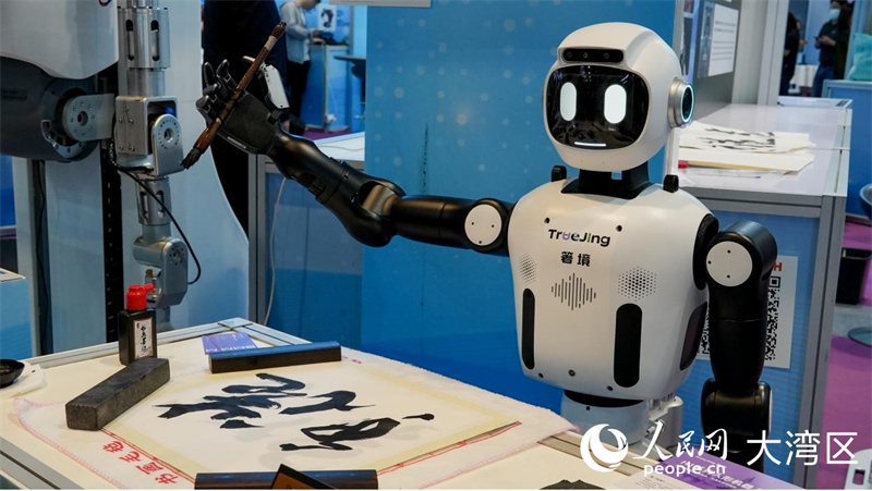 箸境科技展示机器人创作书法场景。