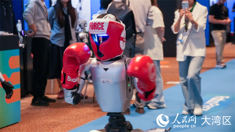 宇树科技机器人进行格斗展示。