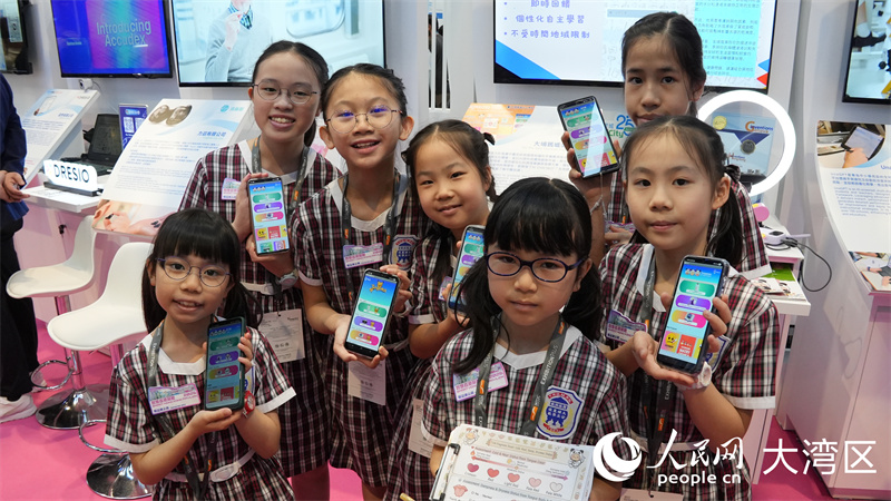 香港学生展示得奖作品“AI舌诊”中医APP。