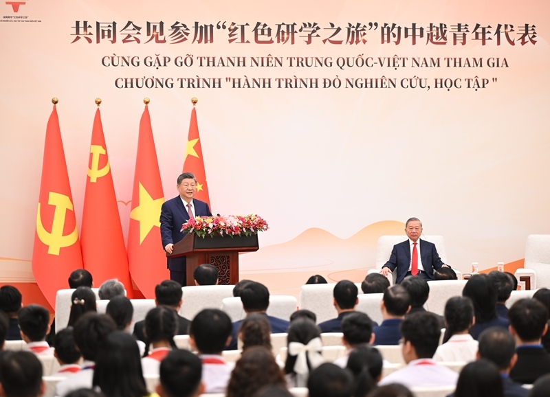 4月15日上午，中共中央总书记、国家主席习近平在北京人民大会堂同来华进行国事访问的越共中央总书记、国家主席苏林共同会见参加“红色研学之旅”的中越青年代表。图片来源：新华网