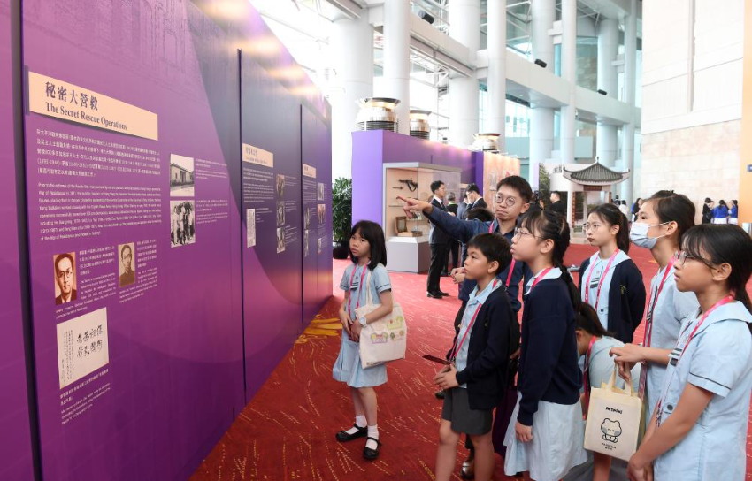 4月15日，出席开幕典礼的学生在参观2026年全民国家安全教育日展览。