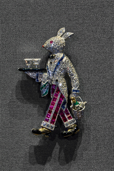 兔子侍应胸针。 兔子侍应胸针。