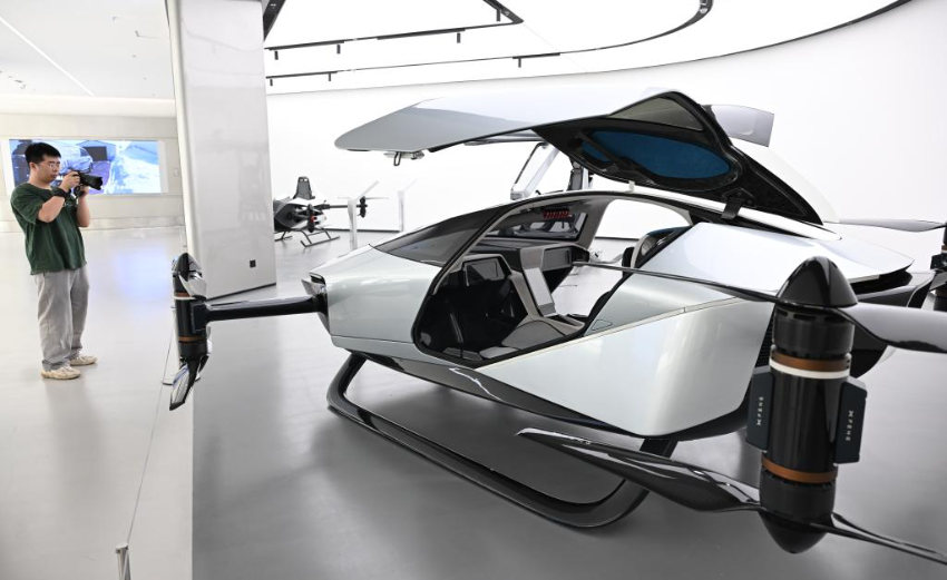 这是3月24日在广州天河区的小鹏科技园拍摄的飞行汽车。