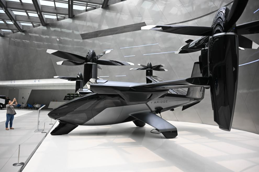 3月24日，在广州天河区的小鹏科技园，参观者拍摄全倾转混电飞行汽车。