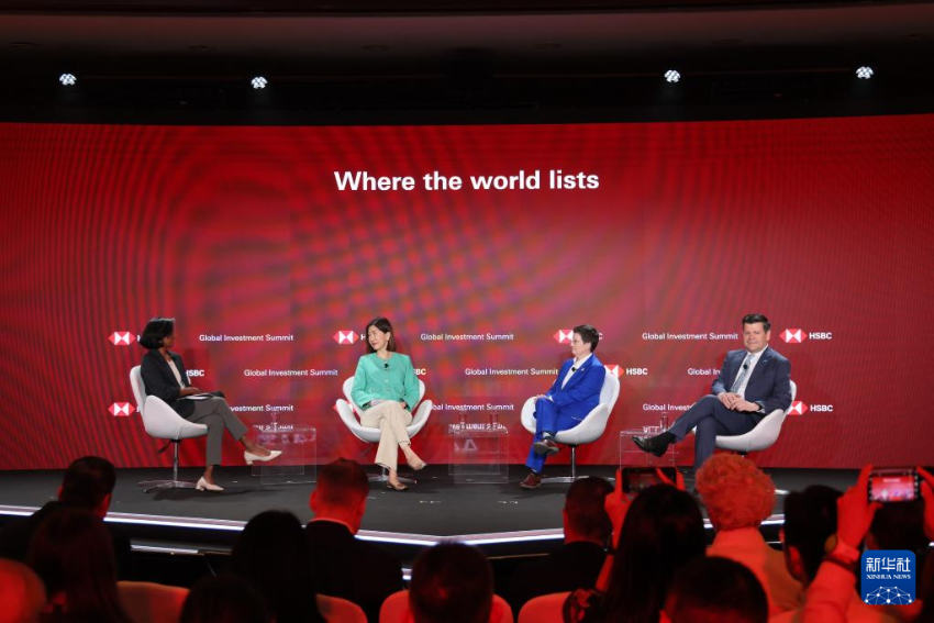 港交所行政总裁陈翊庭（左二）出席汇丰全球投资峰会（4月15日摄）。