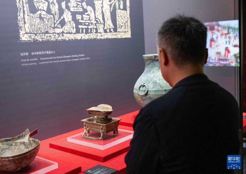 4月17日，参观者在汉代文物精品展上参观。