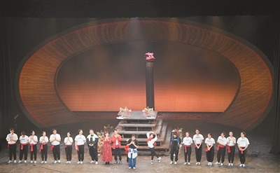 音乐剧《雄狮少年》演员集体谢幕。