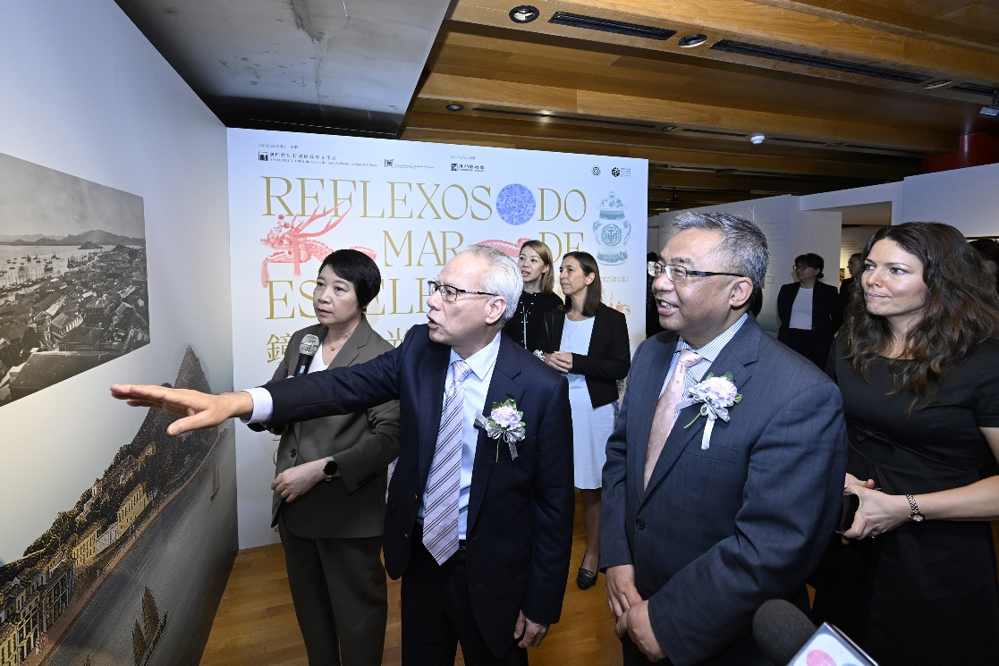 图为澳门特区行政长官岑浩辉等参观展览。
