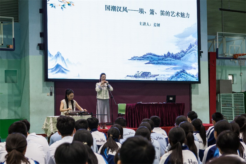 徐州汉文化展演进校园。