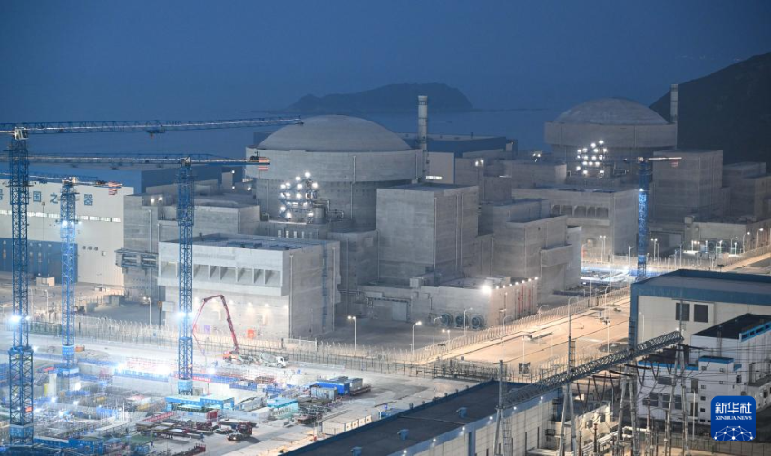 这是4月19日拍摄的中广核广东太平岭核电项目1号机组（右）、2号机组夜景。