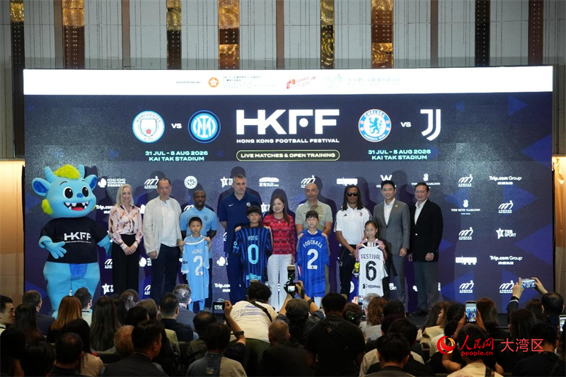 与会嘉宾现场合影。