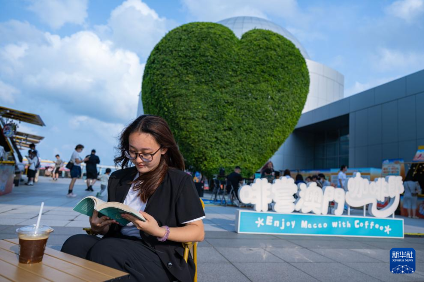 4月22日，市民在“春季啡尝澳门·咖啡节”活动上阅读。