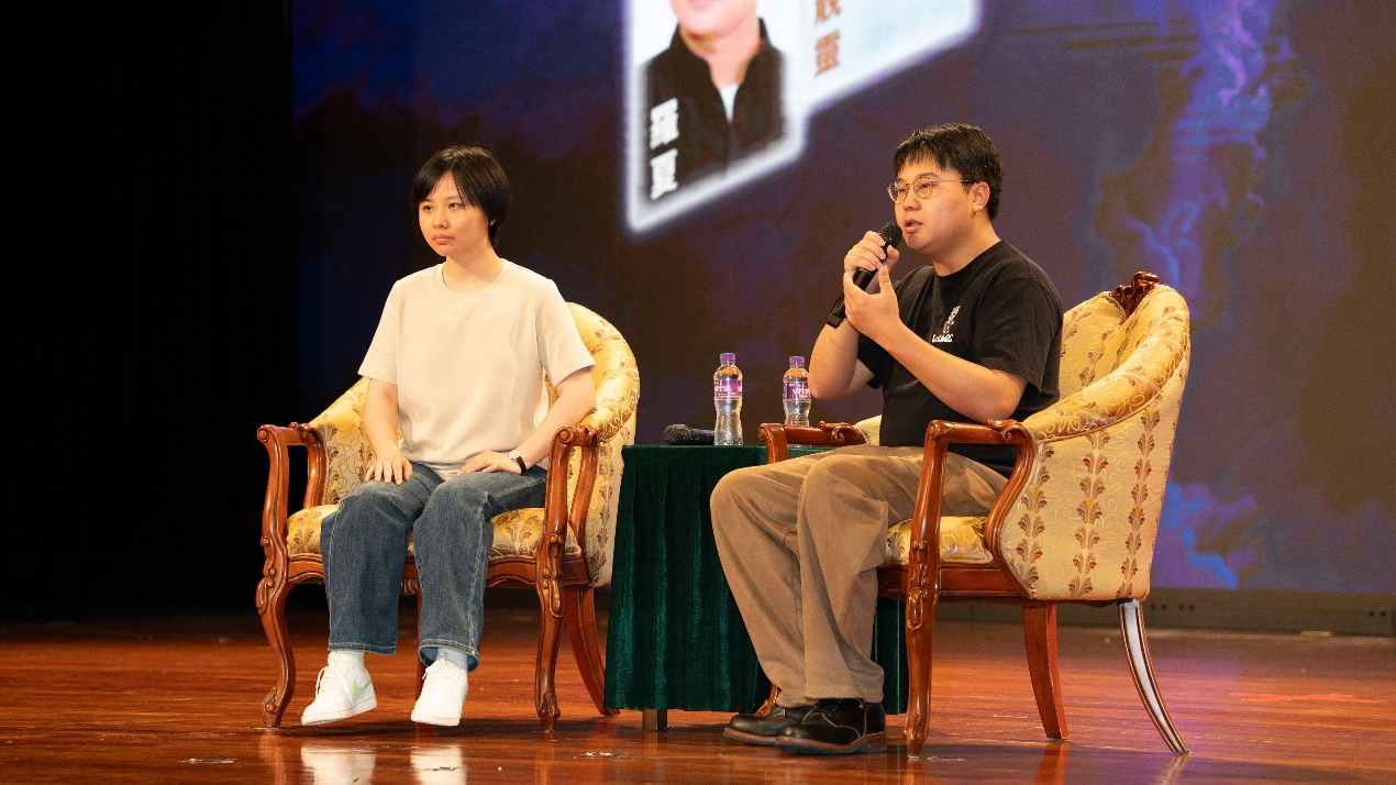 图为两位内地青年科幻作家与同学们互动交流。