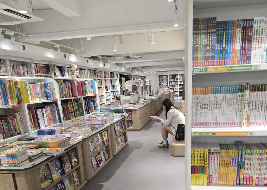 4月23日，在尖沙咀商务印书馆图书中心，市民在阅读书籍。