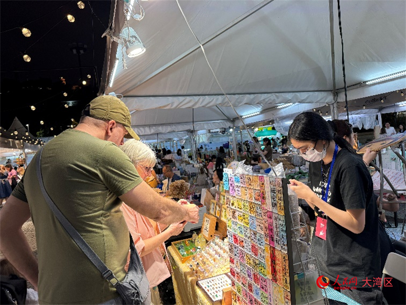 图为特色文创产品吸引外国游客。