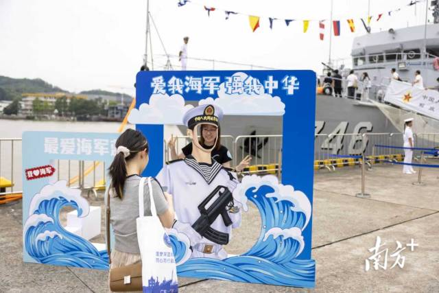 青年合影留念。