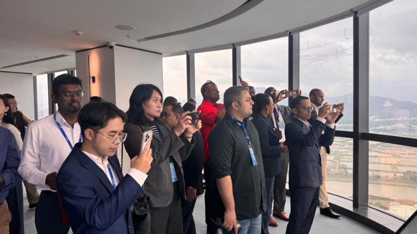 4月23日，外宾在深圳参观河套深港科技创新合作区展示交流中心。