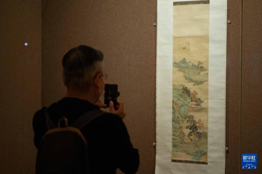 4月24日，人们在澳门艺术博物馆观看“山川响答——中国国家博物馆藏明清山水画展”。