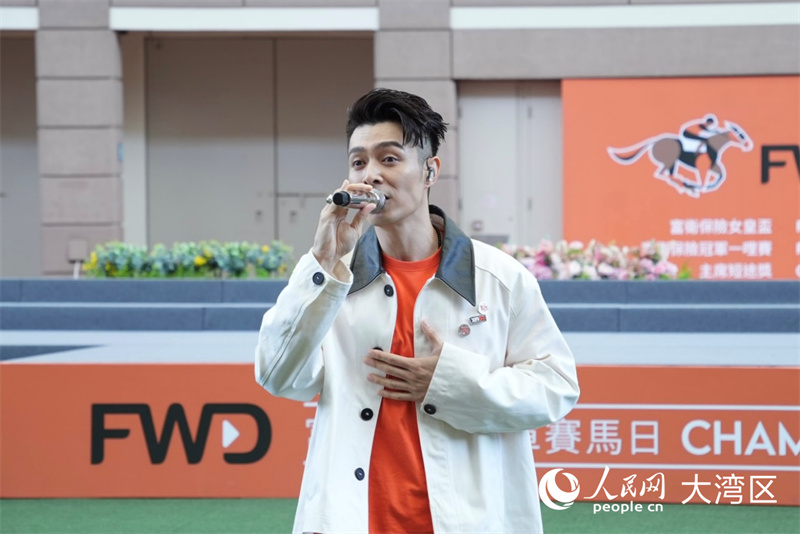 香港歌手周柏豪献唱“冠军赛马日2026”。 香港歌手周柏豪献唱“冠军赛马日2026”。