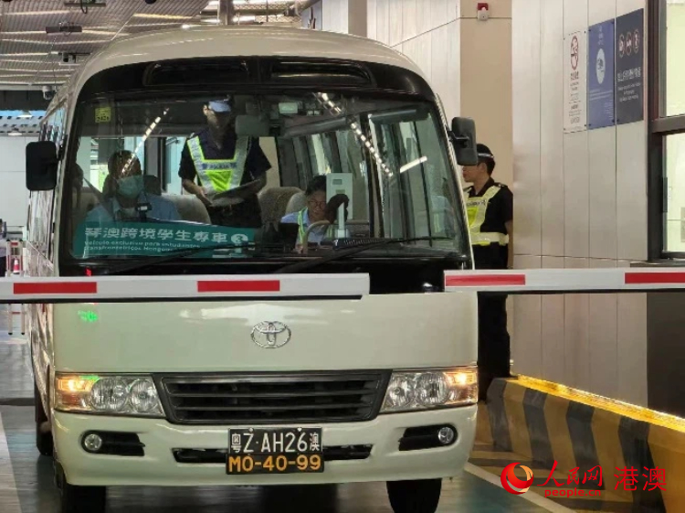 图为澳琴跨境学生专车。