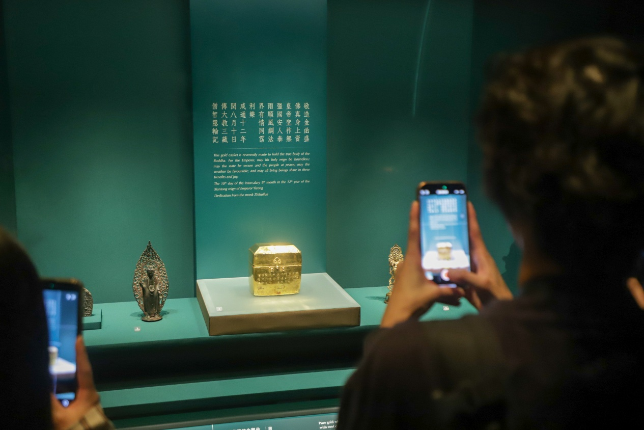 国家一级文物“智慧轮盝顶纯金宝函”首次在香港展出。