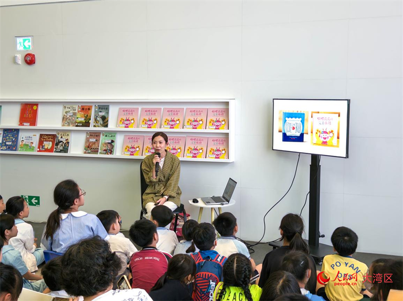 香港绘本作家艾美仔向在场小朋友讲述故事。 香港绘本作家艾美仔向在场小朋友讲述故事。