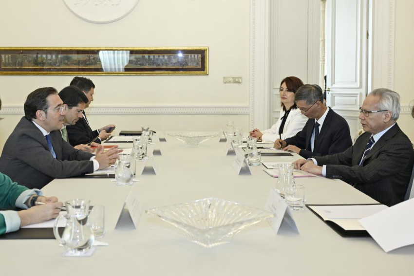 4月22日，在西班牙马德里，澳门特区行政长官岑浩辉（右一）会见西班牙外交大臣阿尔瓦雷斯（左一）。