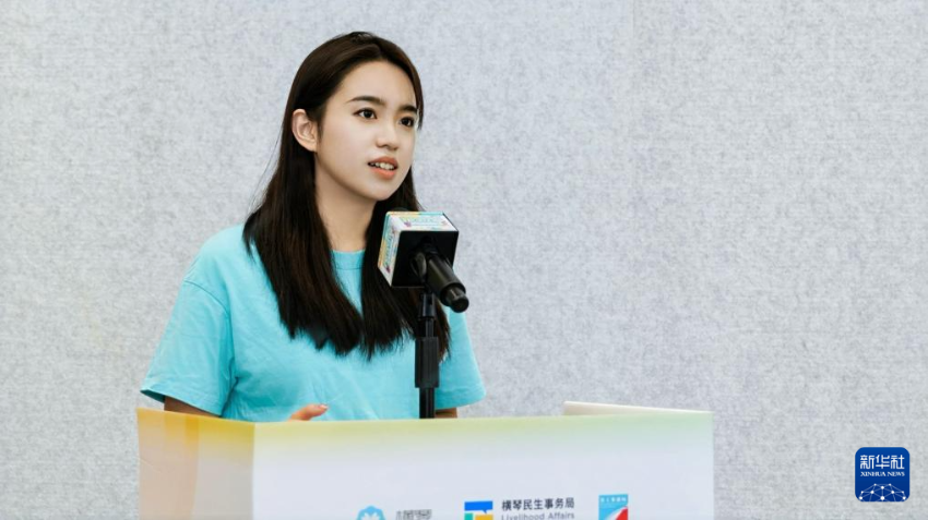 在2025澳门青年实习计划下设的重点产业专项实习计划启动仪式现场，曾雅雯作为往届实习生代表发言（2025年10月14日摄）。