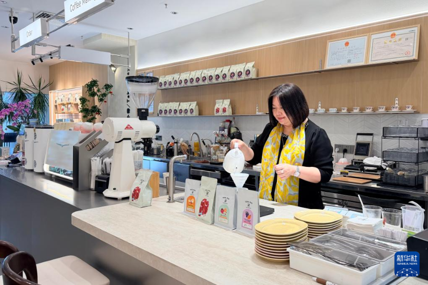 4月23日，汤锦珍在位于横琴的咖啡店中冲咖啡。