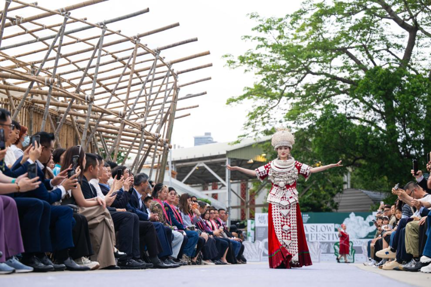 5月1日，模特在“妈阁慢活节”上展示民族服饰。