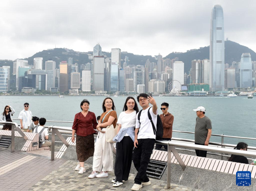 5月2日，游客在香港尖沙咀自拍合影。