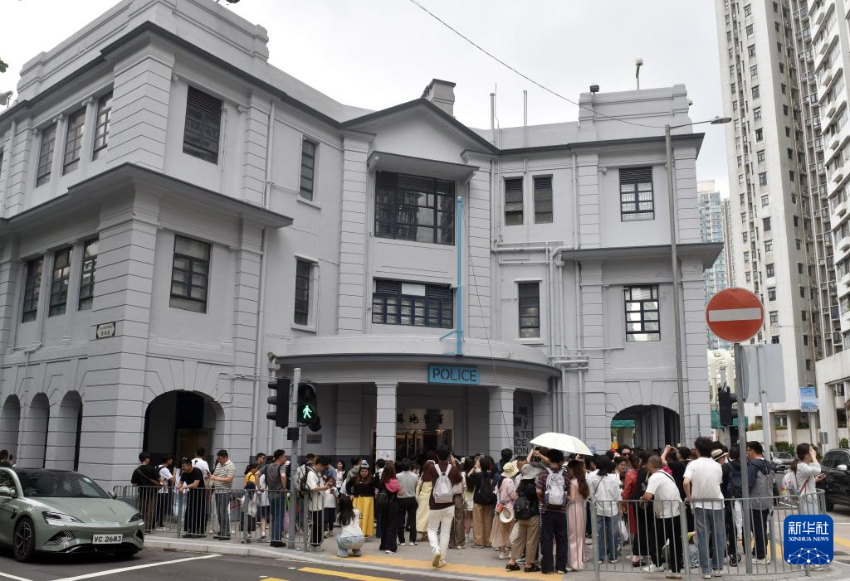 5月2日，游客在香港旧油麻地警署前游览。