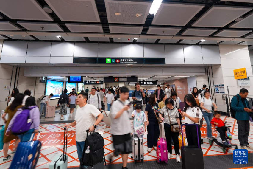 5月1日，旅客抵达香港西九龙站。