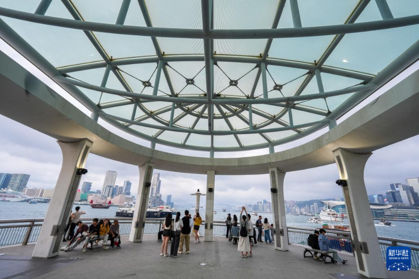 5月1日，游客在香港中环码头游览。
