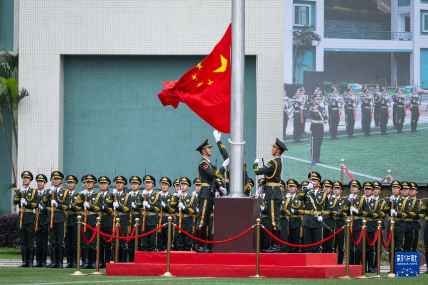 4月30日，中国人民解放军驻澳门部队在升国旗仪式上。