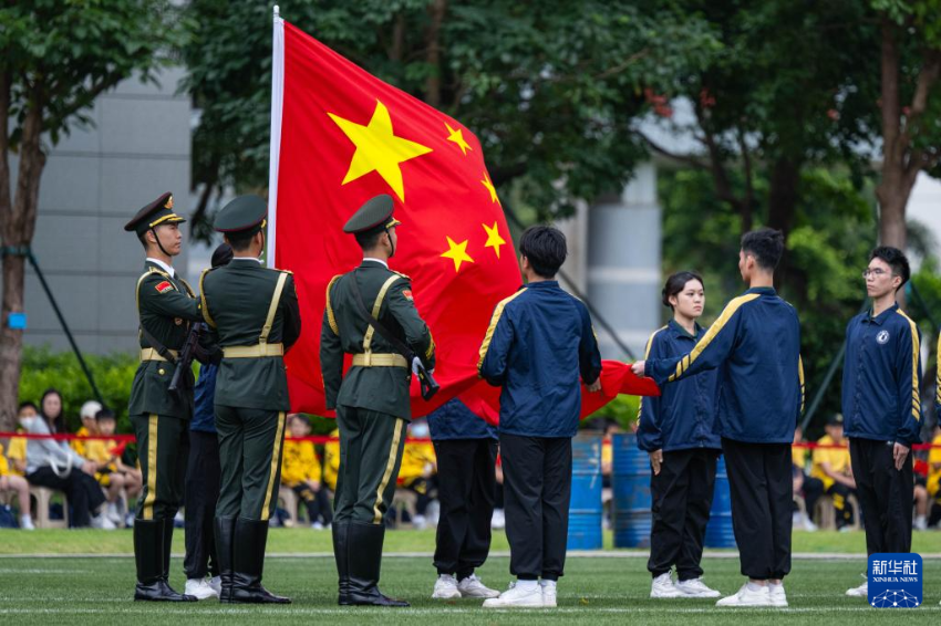 4月30日，中国人民解放军驻澳门部队和澳门学生在升国旗仪式上。