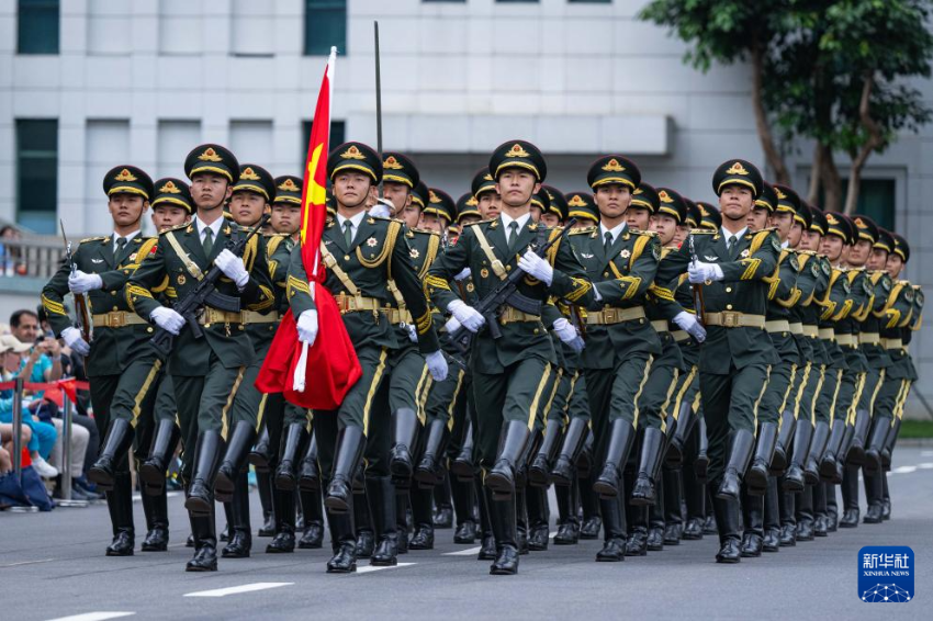 4月30日，中国人民解放军驻澳门部队在升国旗仪式上。 