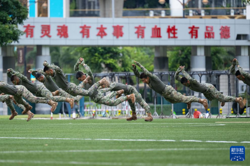 4月30日，中国人民解放军驻澳门部队进行综合格斗展示。 