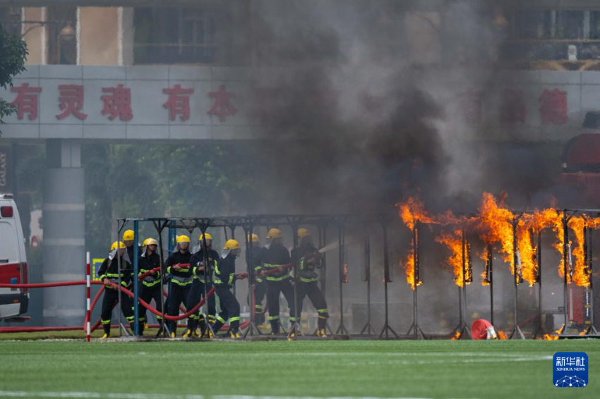 4月30日，中国人民解放军驻澳门部队进行抢险救灾演练。